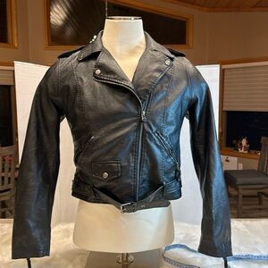 Black faux (all man made material) leather motorcycle jacket sz md minimal wear
